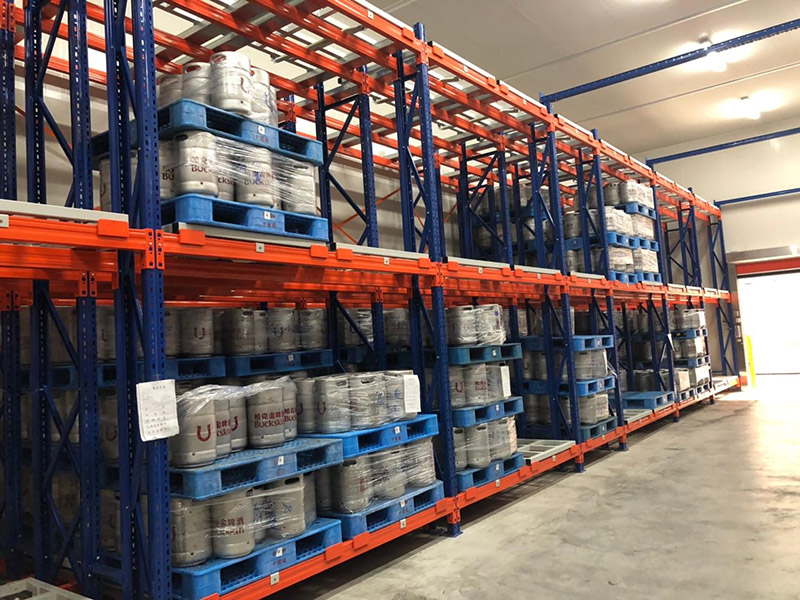 塑料托盤工廠倉(cāng)庫(kù)上貨架